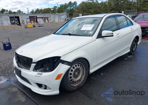 2010 Mercedes-Benz C 300 Luxury 4Matic/Sport 4Matic z USA, uszkodzony, nr VIN WDDGF8BB3AR125040